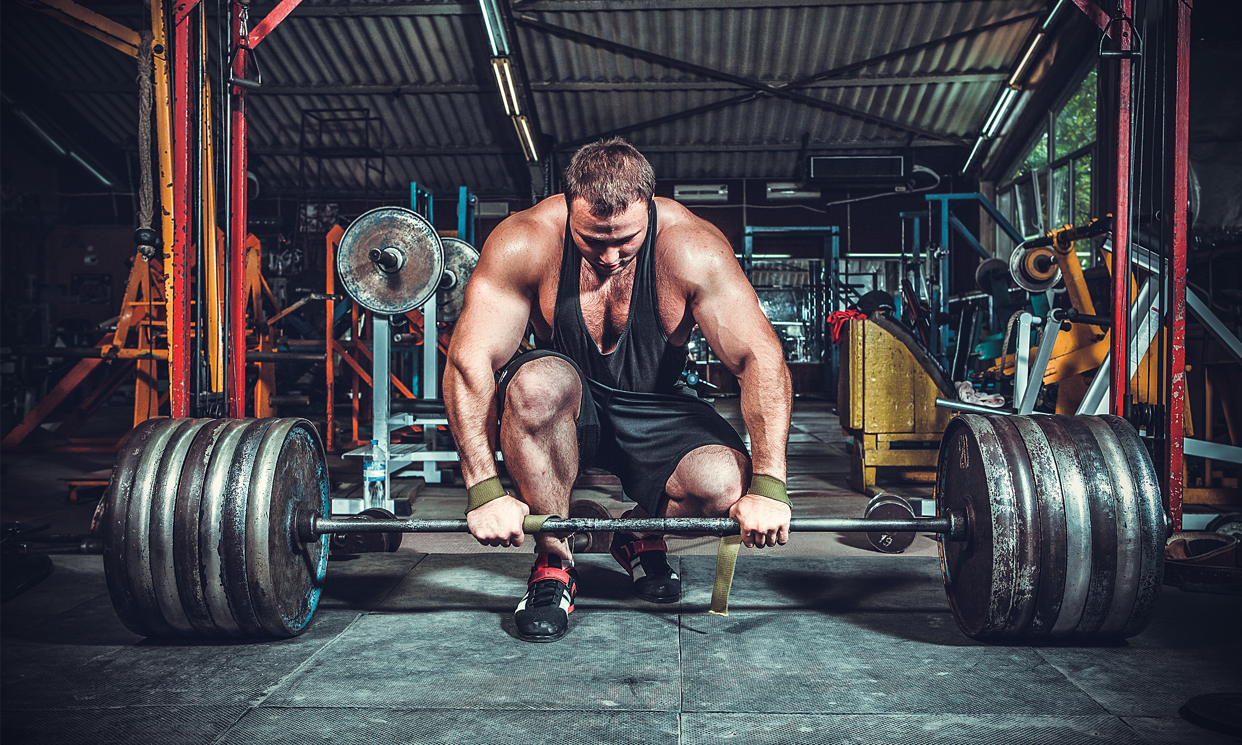 The Sumo Deadlift High Pull  The sumo deadlift high pull builds on the  deadlift but uses a wider stance and a narrower grip. The sumo deadlift  high pull also adds velocity